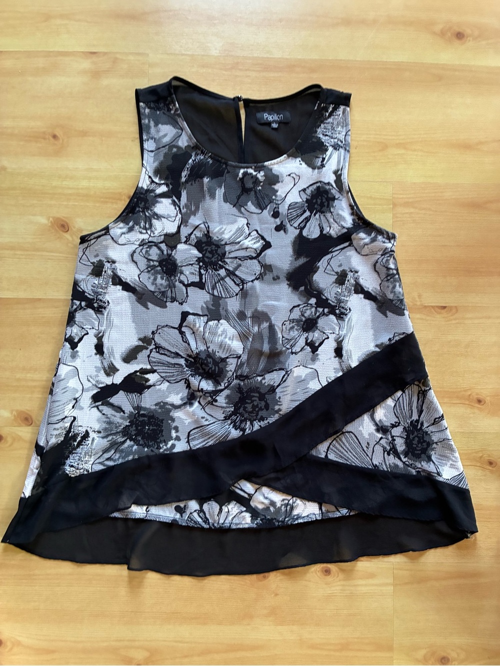 Papillon Blanc Black & Gray  & White Floral Layered Chiffon-Trim Tunic Tank Sz L